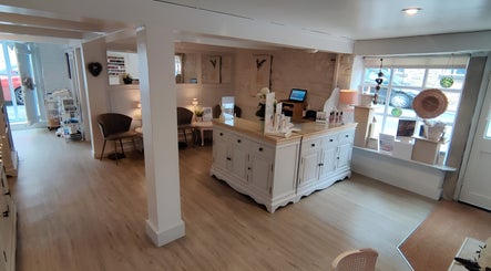 Cozy interior of Mirror Mirror Bingley, Bingley, England, GB with elegant decor and welcoming ambiance.