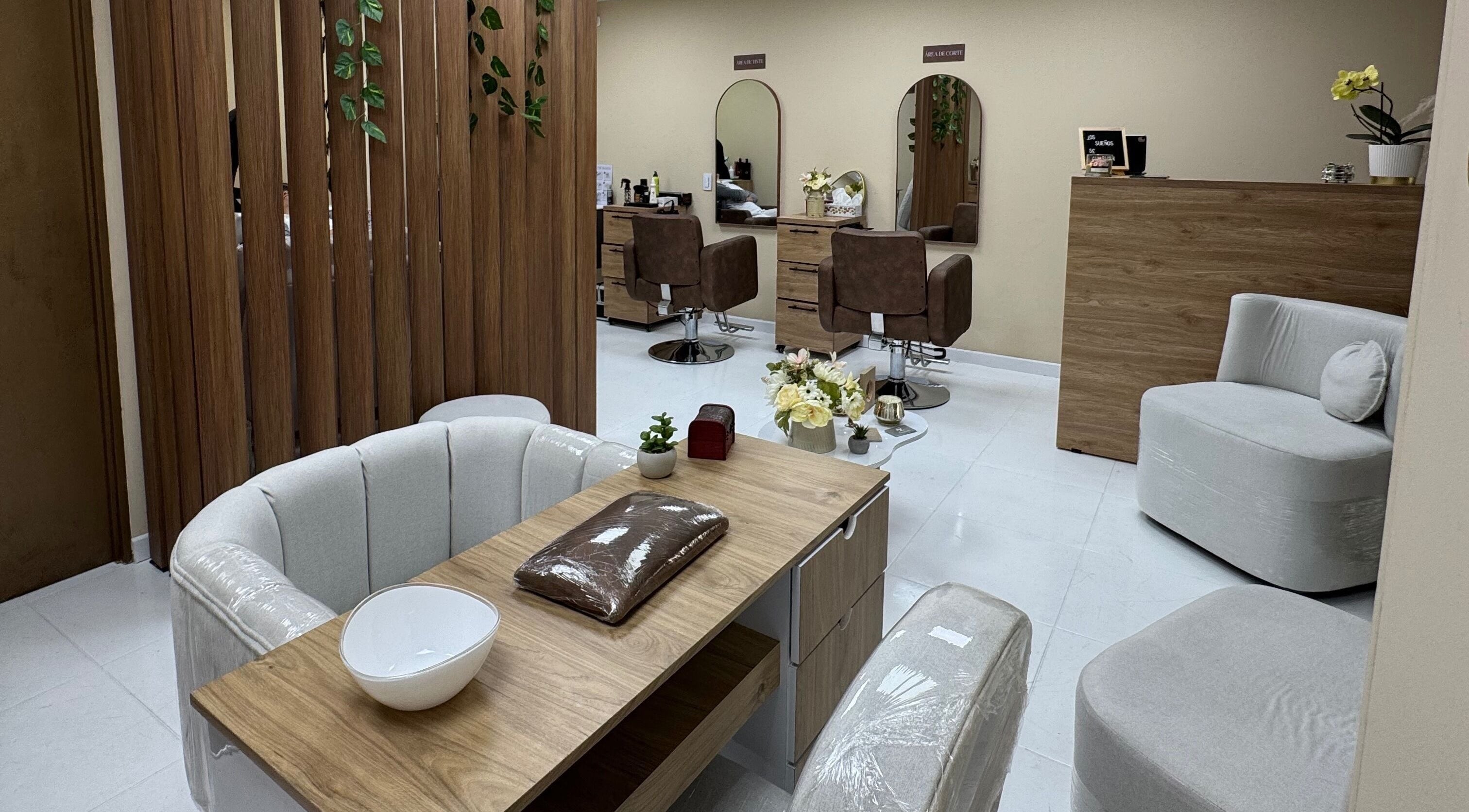 Interior elegante de The Hair Therapy by ZIEL, Bogotá, Bogotá, CO con cómodos asientos y decoración moderna.