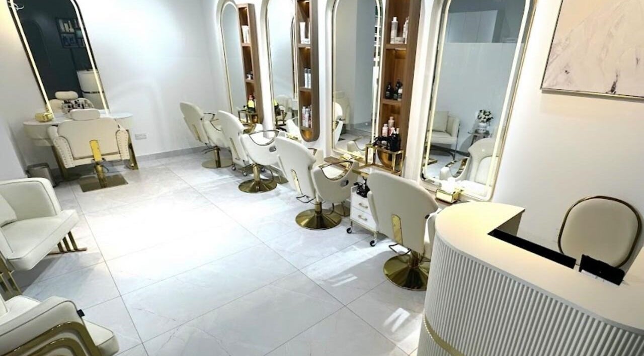 Irene Toma Women Salon in دبي, دبي, AE with chic white chairs and mirrors in a stylish setting.