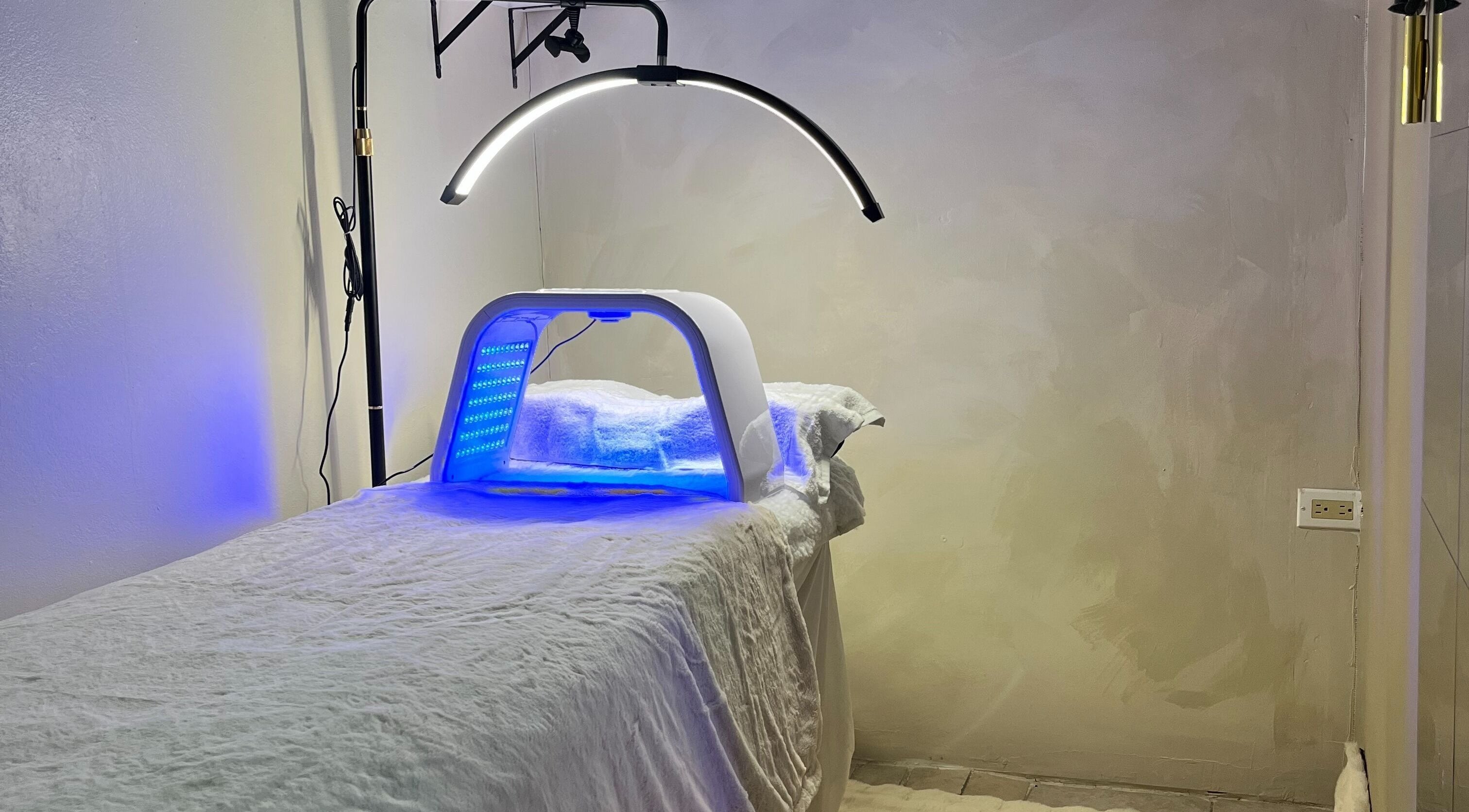 LED therapy bed at Blxc Gold Aesthetics, Kingston, St. Andrew Parish, JM, offers rejuvenating skin treatments.