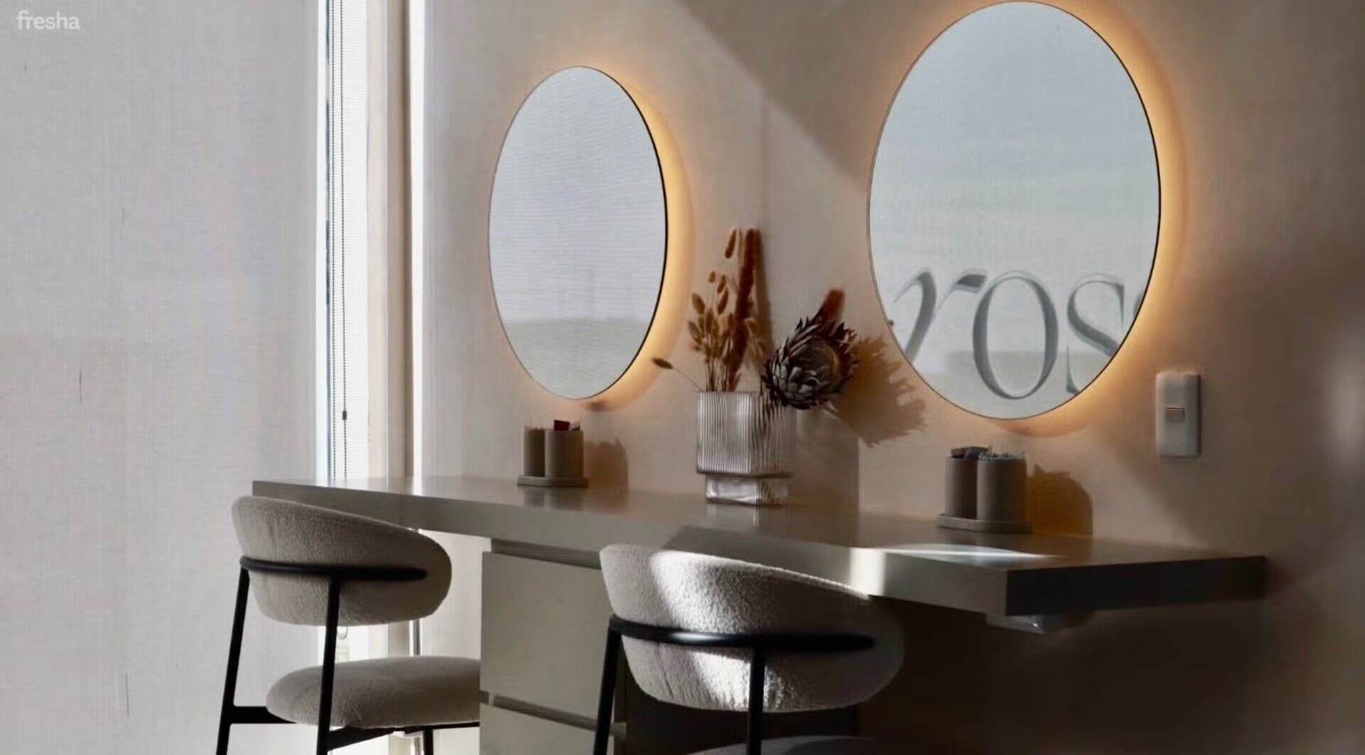 Espejos iluminados en Rosselló Beauty House, Culiacán, Sinaloa, MX. Moderno y elegante espacio de belleza.