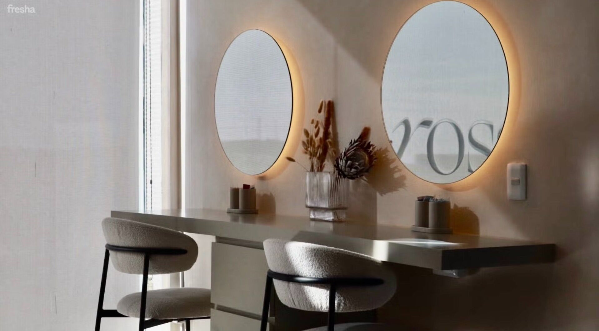 Espejos iluminados en Rosselló Beauty House, Culiacán, Sinaloa, MX. Moderno y elegante espacio de belleza.