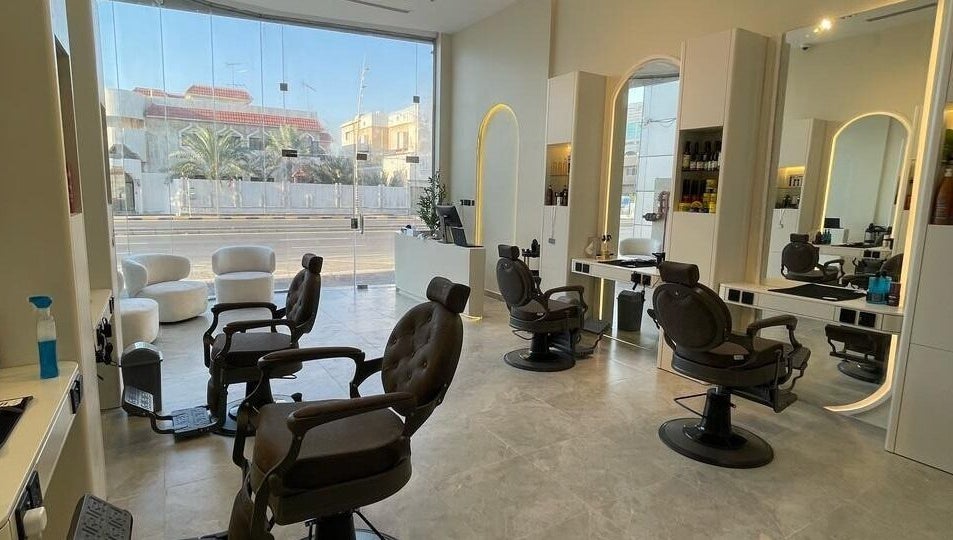 صالون ذات إضاءة طبيعية مع كراسي حديثة في Premier، الظهران، المنطقة الشرقية، SA.