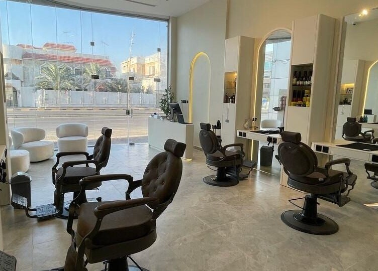 صالون ذات إضاءة طبيعية مع كراسي حديثة في Premier، الظهران، المنطقة الشرقية، SA.