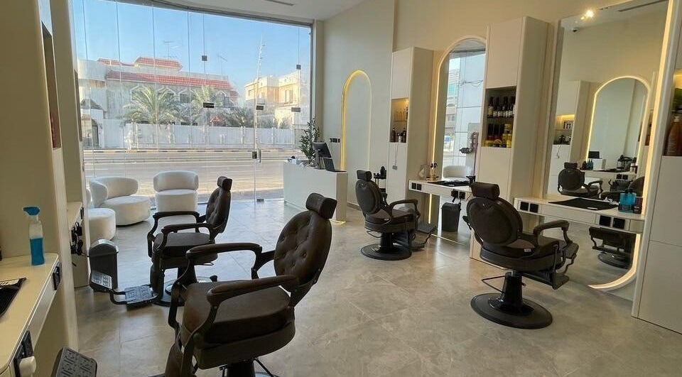 صالون ذات إضاءة طبيعية مع كراسي حديثة في Premier، الظهران، المنطقة الشرقية، SA.