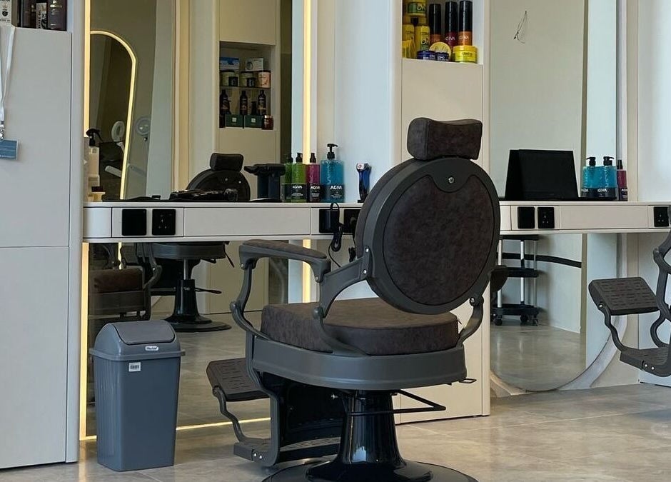 مقاعد صالون حديثة في Premier بالظهران، المنطقة الشرقية، SA، مجهزة بأدوات عناية احترافية.