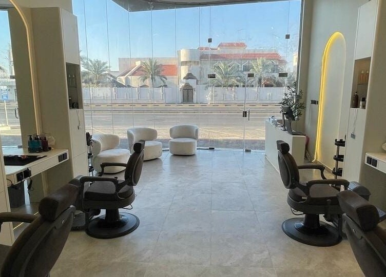 صالون Premier الحديث في الظهران، المنطقة الشرقية، SA بديكور أنيق وواجهة زجاجية مضيئة.