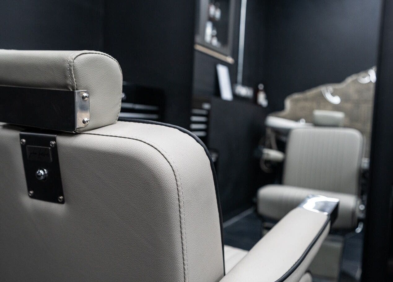 Elegant barbershop chair at Mr. Dapper Barbers & Tattoo, L-imsida, MT, emphasizing luxury and comfort.