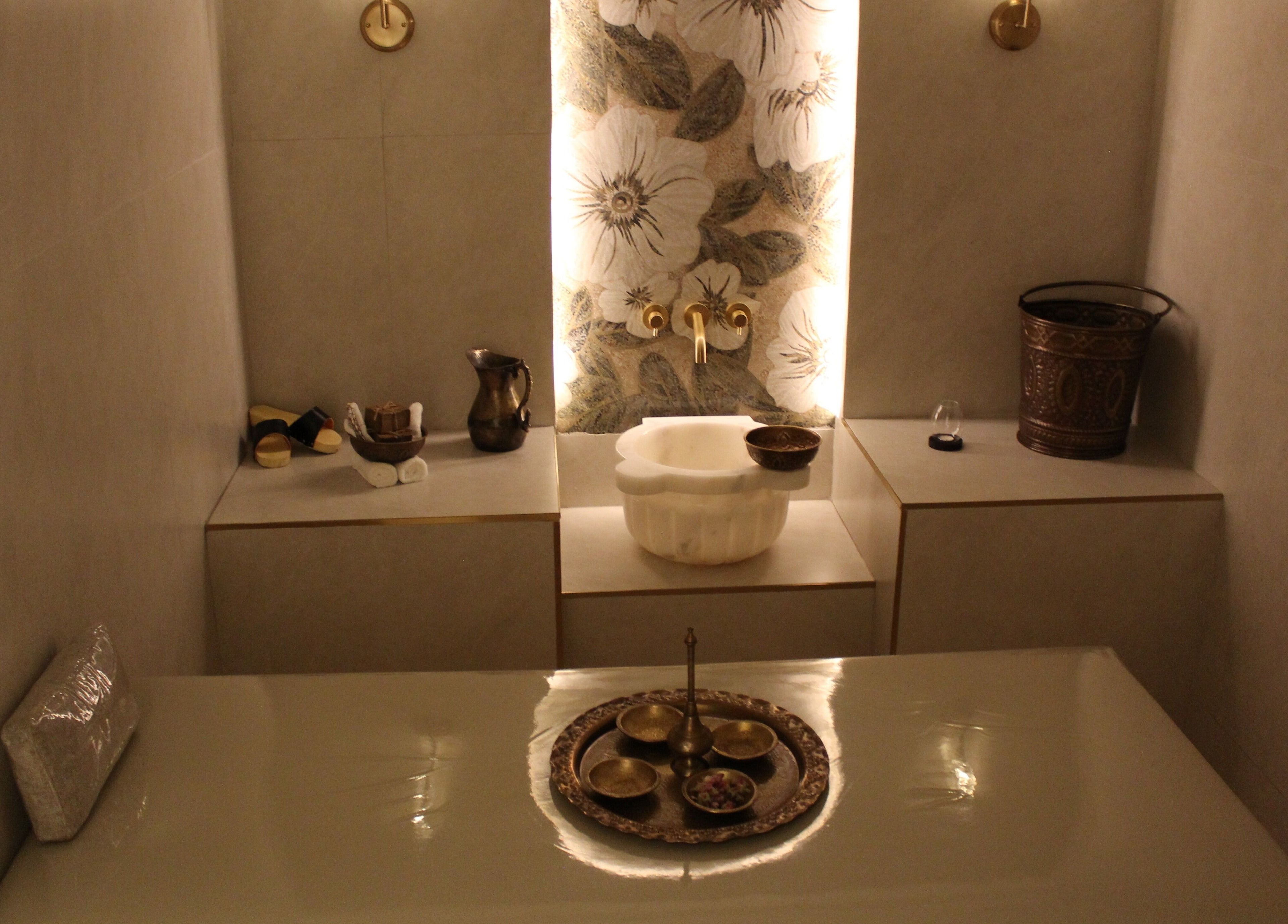 Luxurious spa room at Hayat and Spa, الخبر, المنطقة الشرقية, SA, featuring elegant decor and relaxation area.