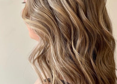 Elegant wavy hairstyle at Hannah Marie Hair Studio, Hurstbourne Tarrant, England, GB.
