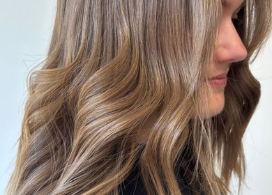 Stylish wavy hairstyle at Hannah Marie Hair Studio, Hurstbourne Tarrant, England, GB.