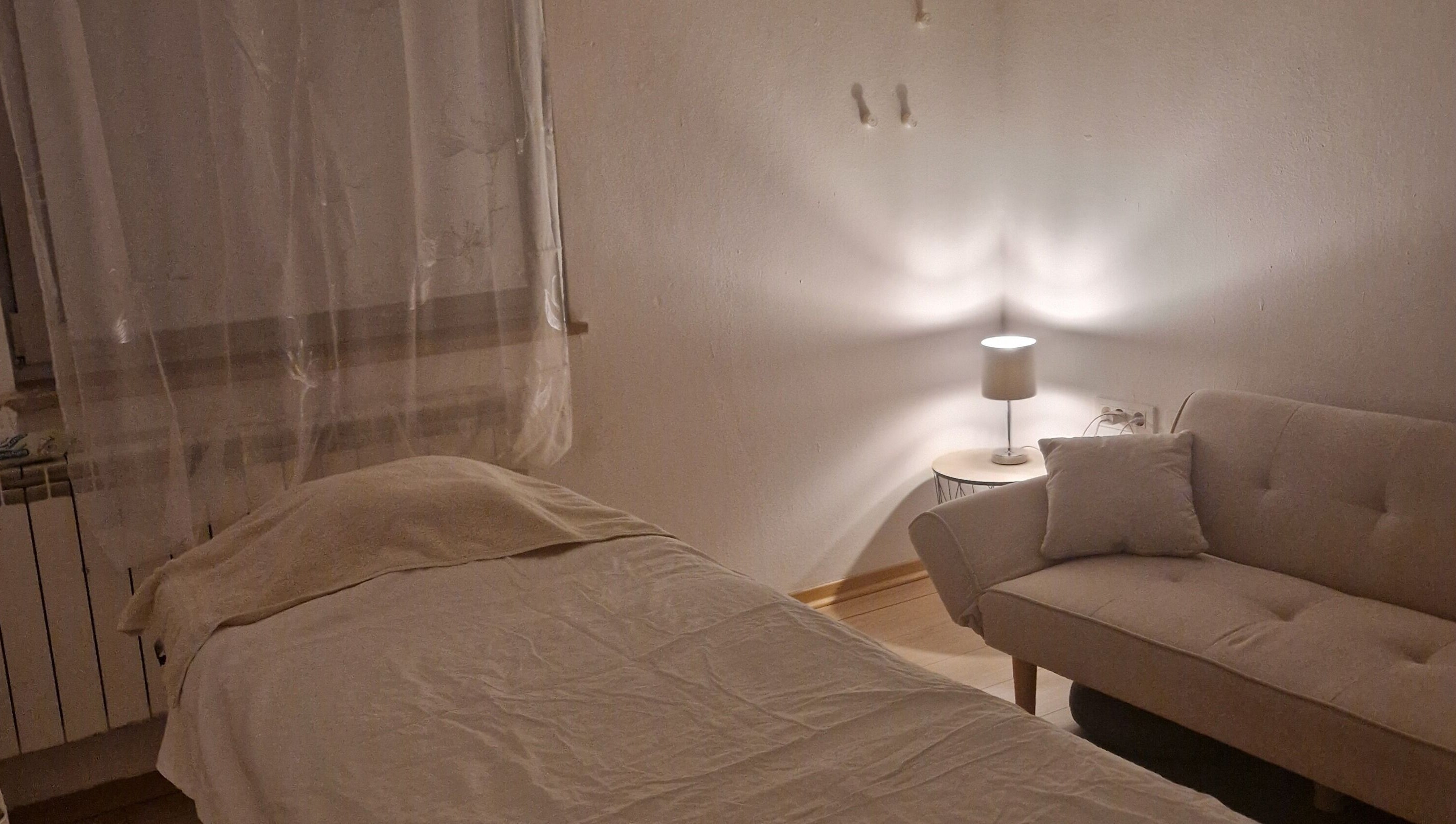 Pomirjujoča soba za tretmaje v Gral lepote, Manca Pervanje s.p., Ankaran, Koper, SI.