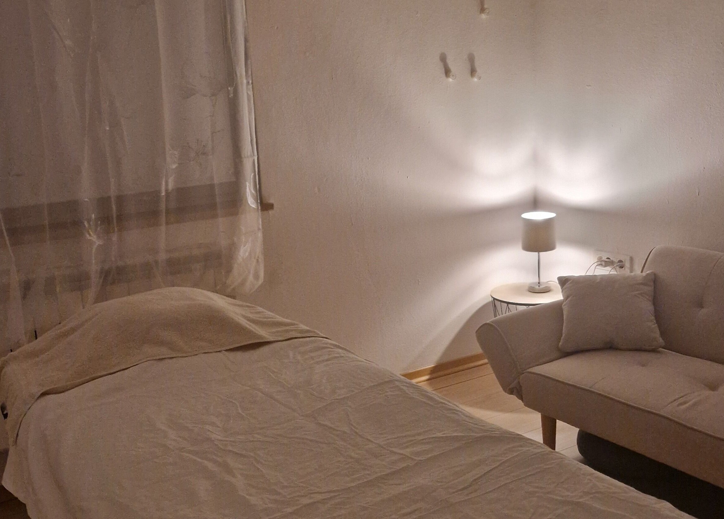 Pomirjujoča soba za tretmaje v Gral lepote, Manca Pervanje s.p., Ankaran, Koper, SI.