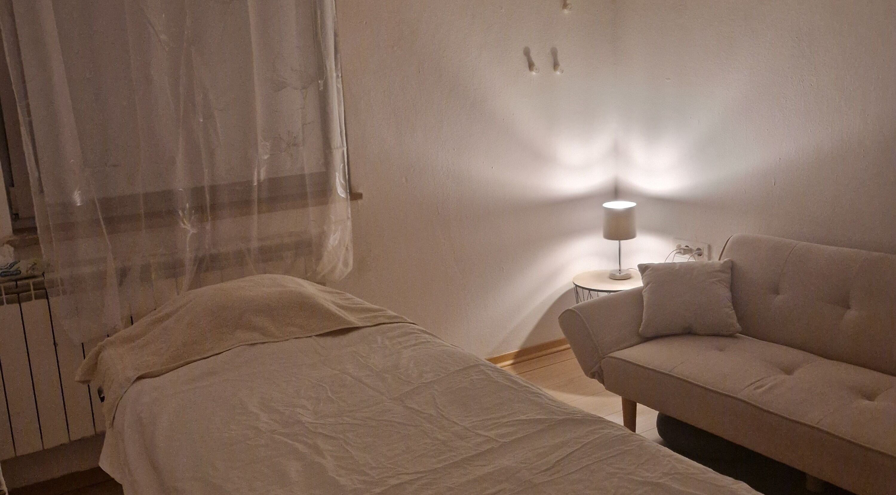 Pomirjujoča soba za tretmaje v Gral lepote, Manca Pervanje s.p., Ankaran, Koper, SI.