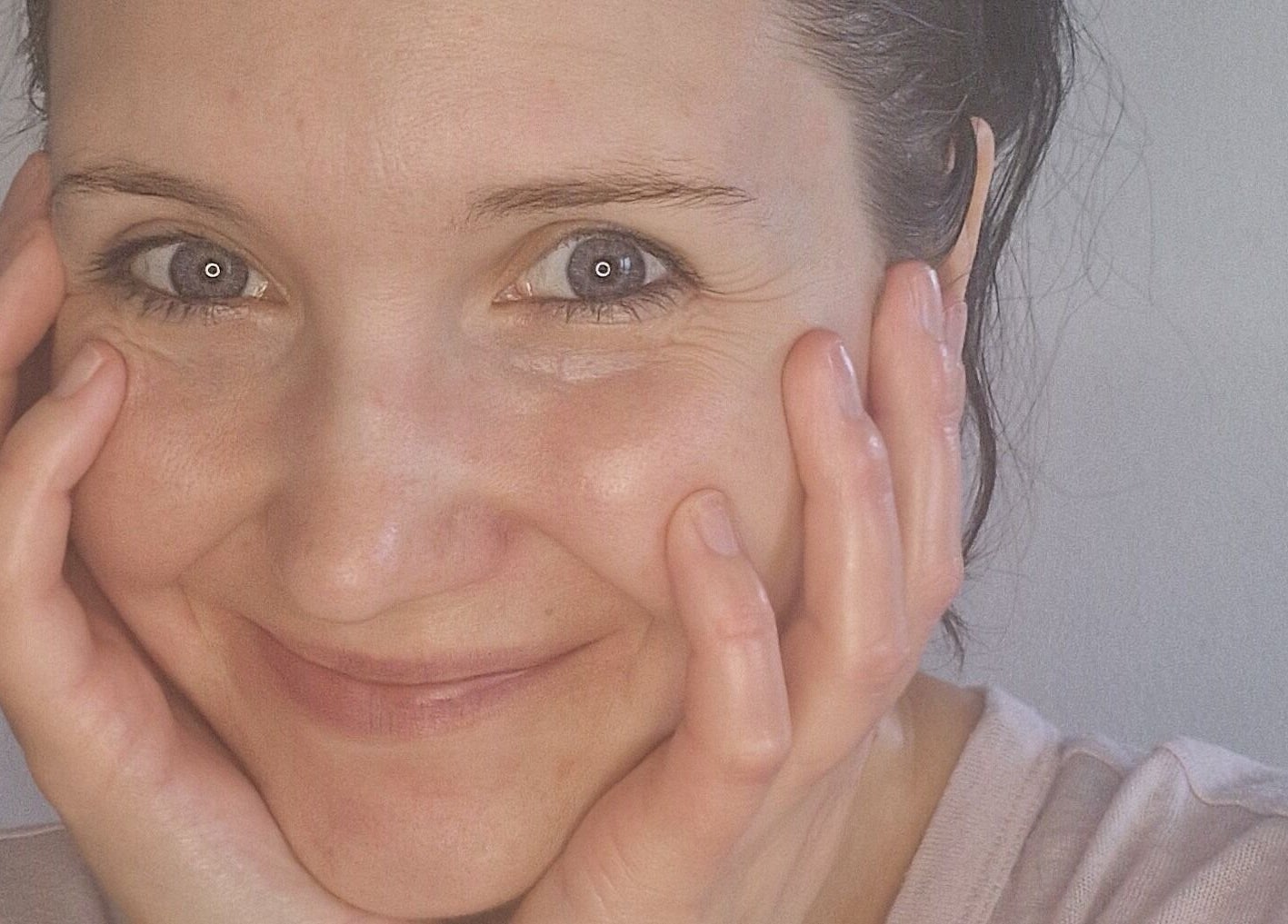 Nasmejana oseba v Gral lepote, Manca Pervanje s.p., Ankaran, Koper, SI, prikazuje sproščenost.