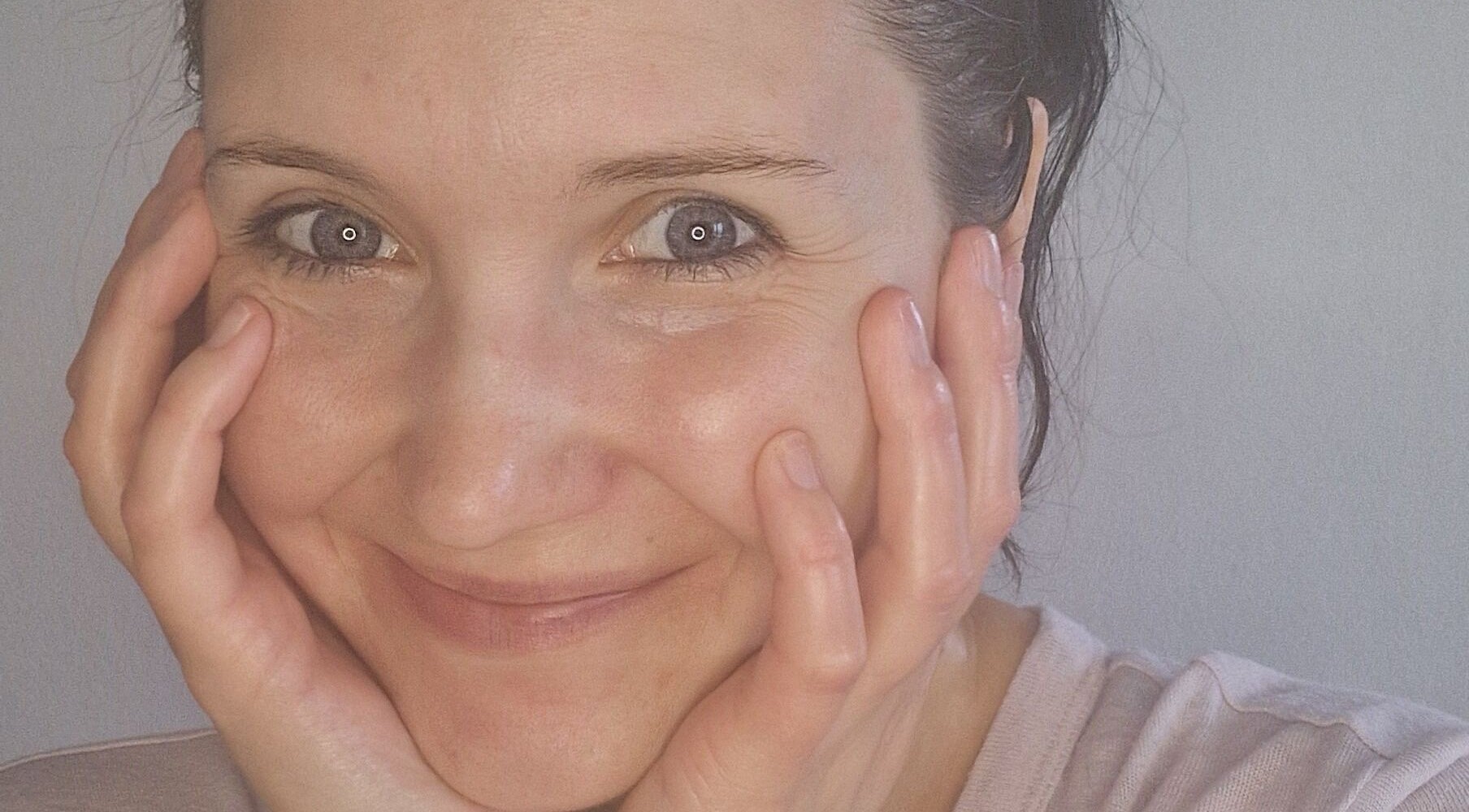 Nasmejana oseba v Gral lepote, Manca Pervanje s.p., Ankaran, Koper, SI, prikazuje sproščenost.