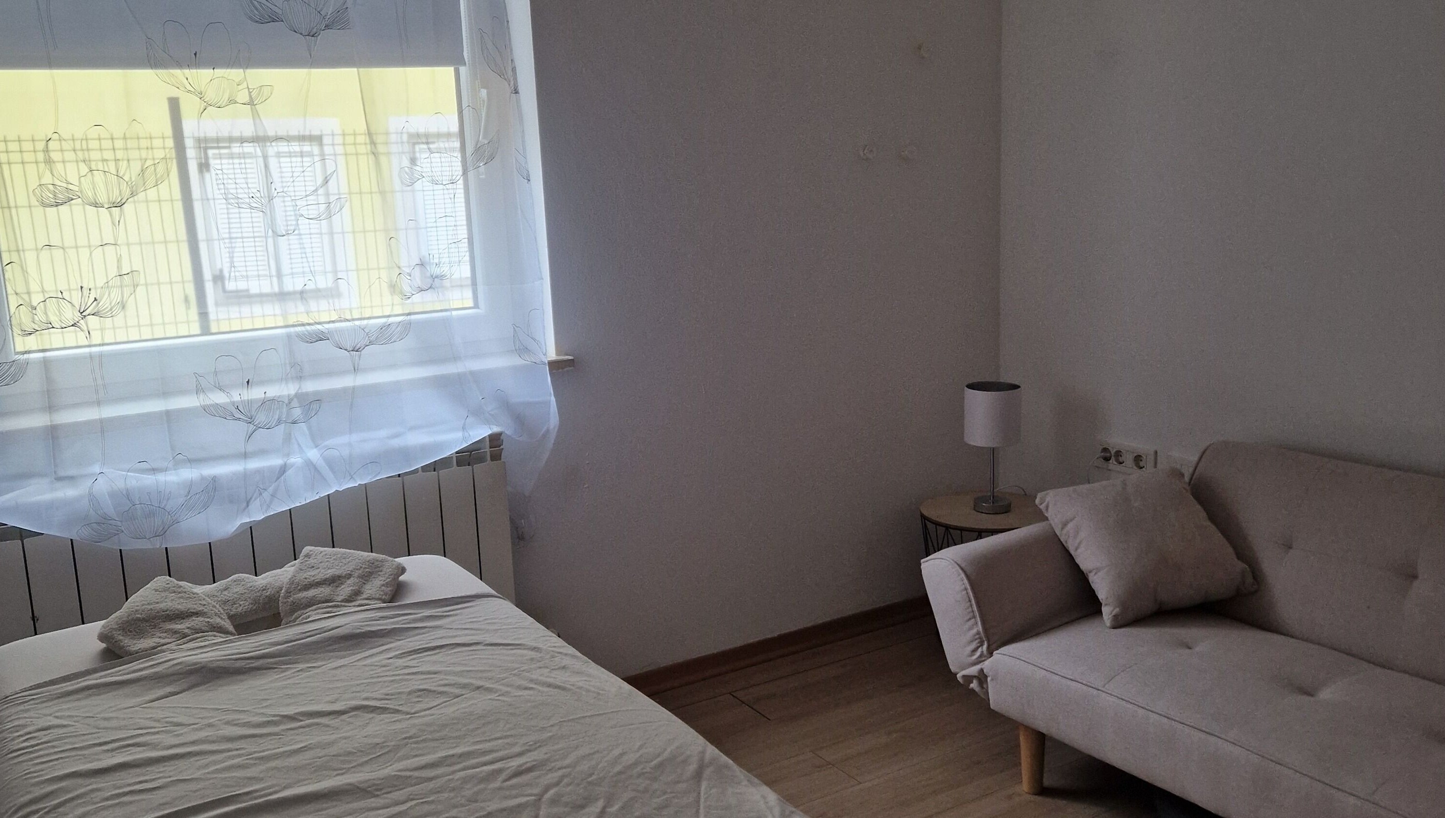 Soba z masažno mizo in kavčem v Gral Lepote, Manca Pervanje S.P., Ankaran, Koper, SI.