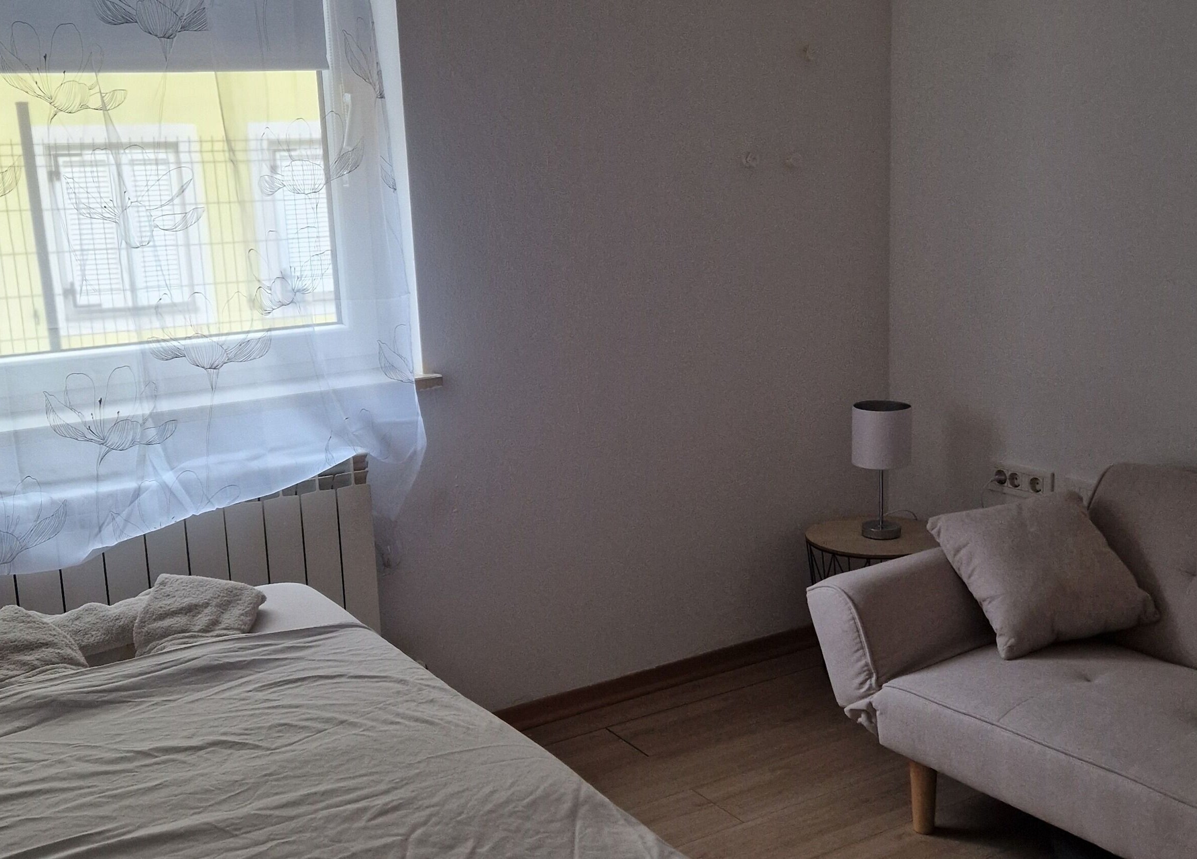 Soba z masažno mizo in kavčem v Gral Lepote, Manca Pervanje S.P., Ankaran, Koper, SI.