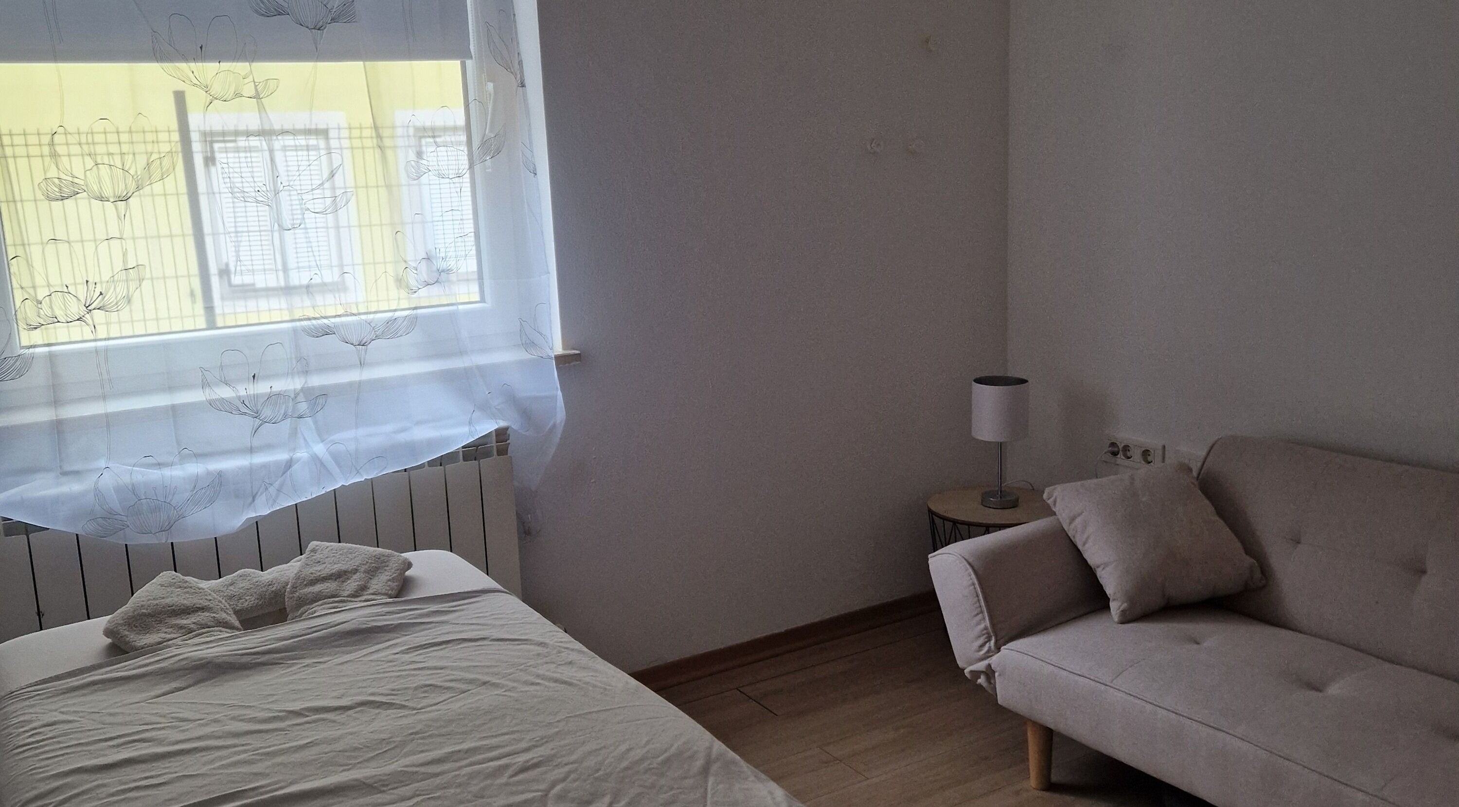 Soba z masažno mizo in kavčem v Gral Lepote, Manca Pervanje S.P., Ankaran, Koper, SI.