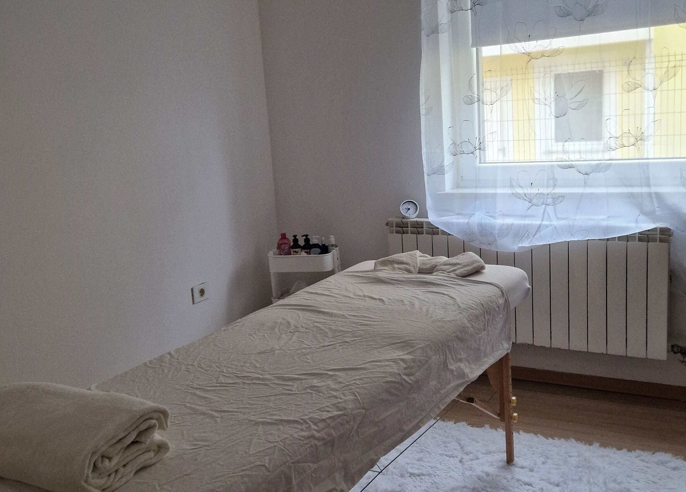 Sprostitvena soba v Gral Lepote, Manca Pervanje S.P., Ankaran, Koper, SI, pripravljena za masažo.