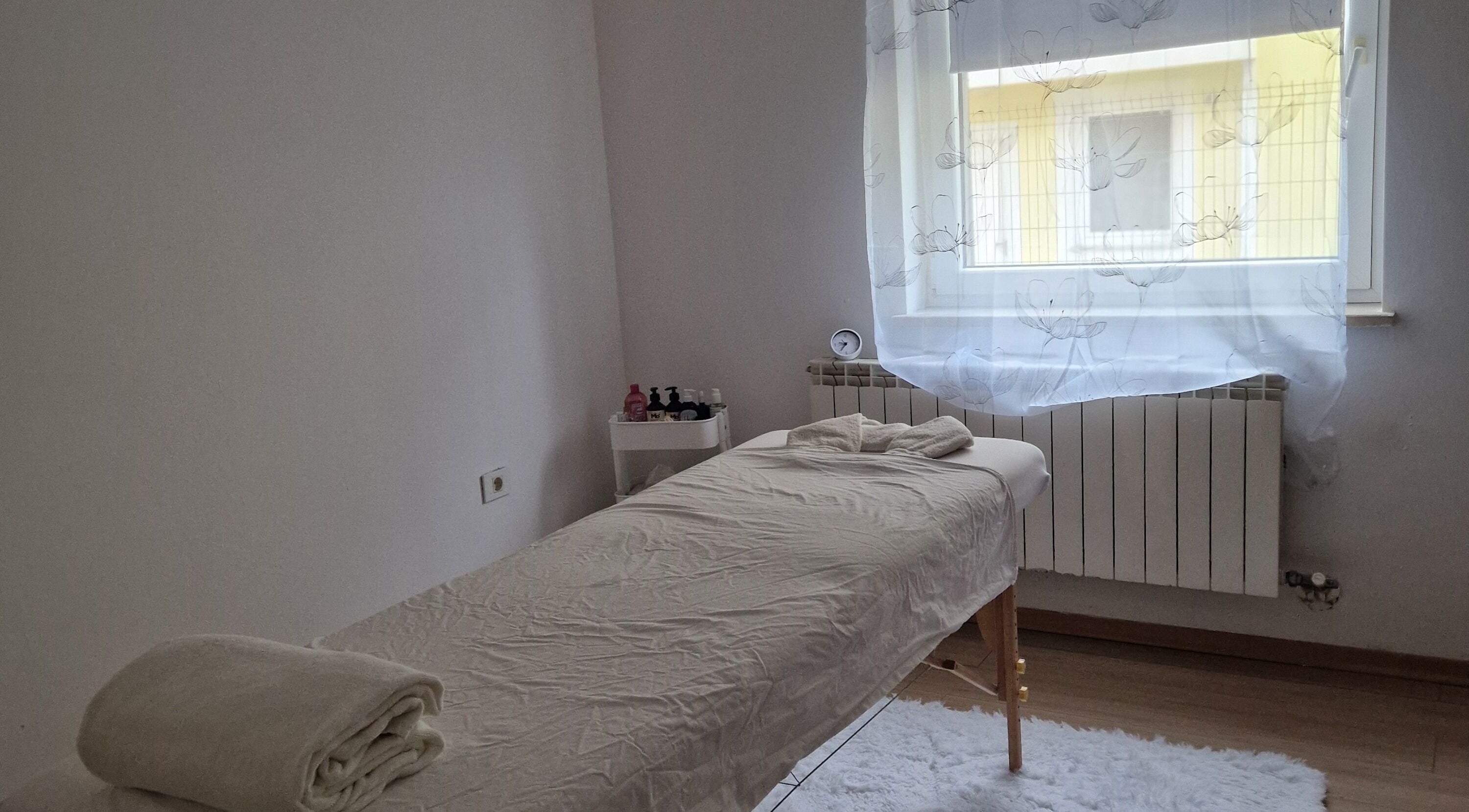 Sprostitvena soba v Gral Lepote, Manca Pervanje S.P., Ankaran, Koper, SI, pripravljena za masažo.