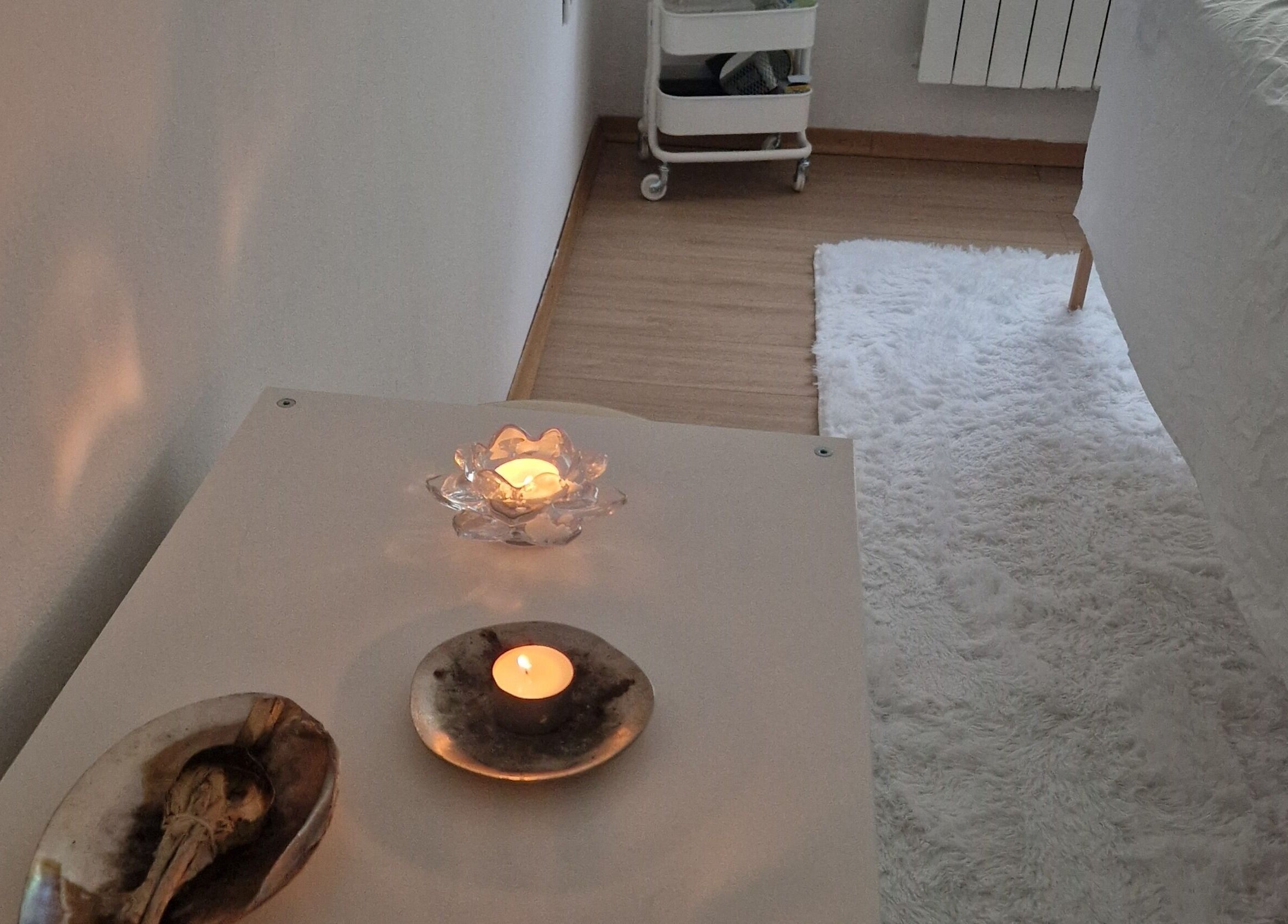 Sprostitvena sveča na mizi v salonu Gral Lepote, Manca Pervanje S.P., Ankaran, Koper, SI.