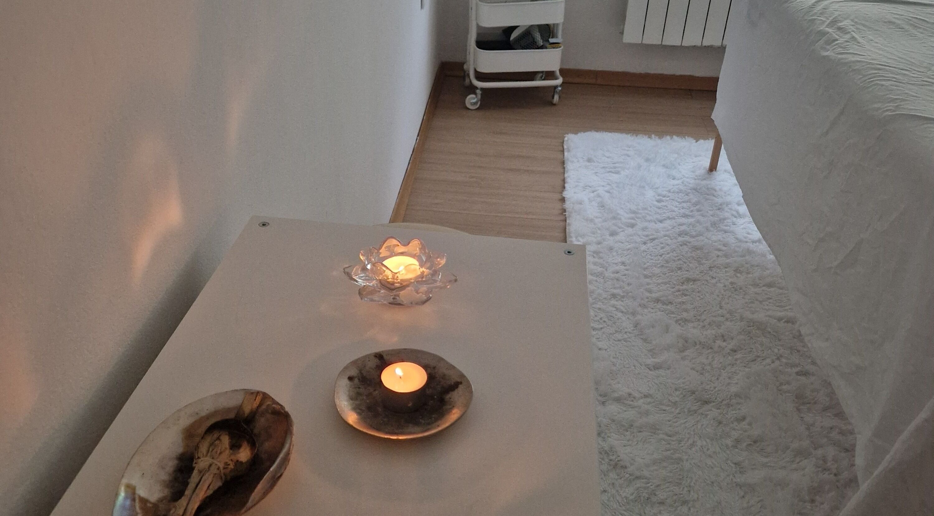 Sprostitvena sveča na mizi v salonu Gral Lepote, Manca Pervanje S.P., Ankaran, Koper, SI.