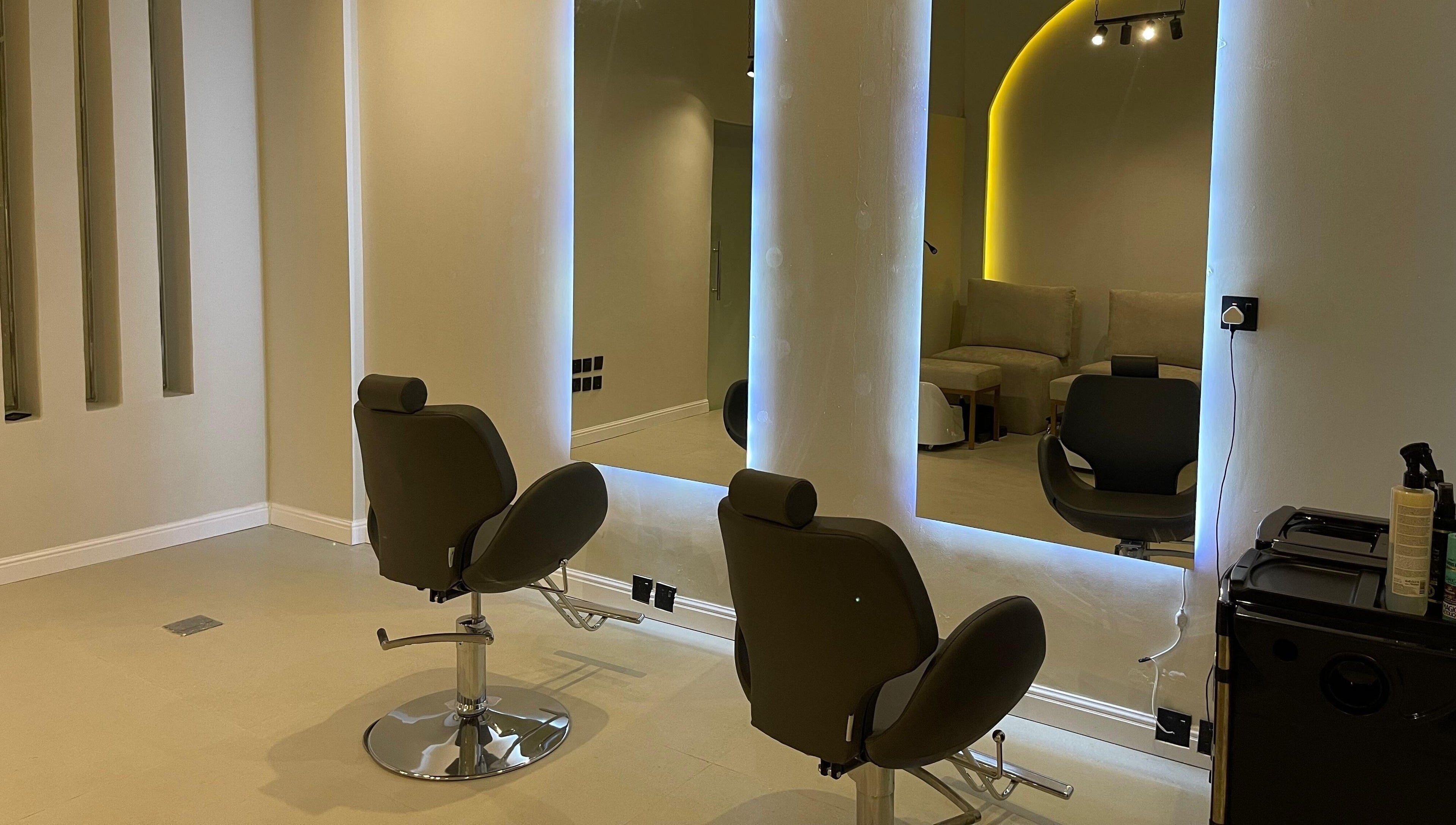 مقاعد صالون تحت الإضاءة في صالون Gloss & Glam، الرياض، منطقة الرياض، السعودية.