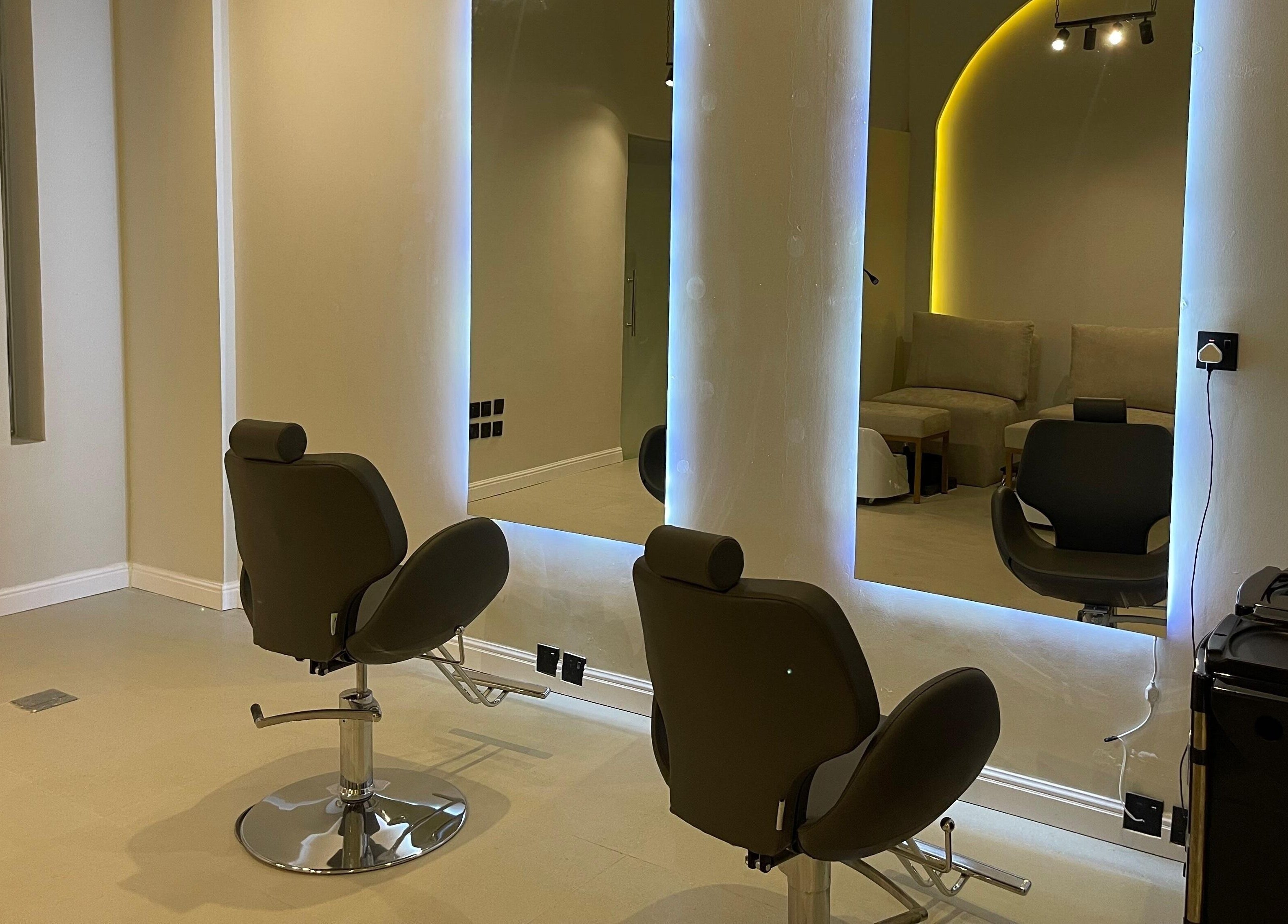 مقاعد صالون تحت الإضاءة في صالون Gloss & Glam، الرياض، منطقة الرياض، السعودية.