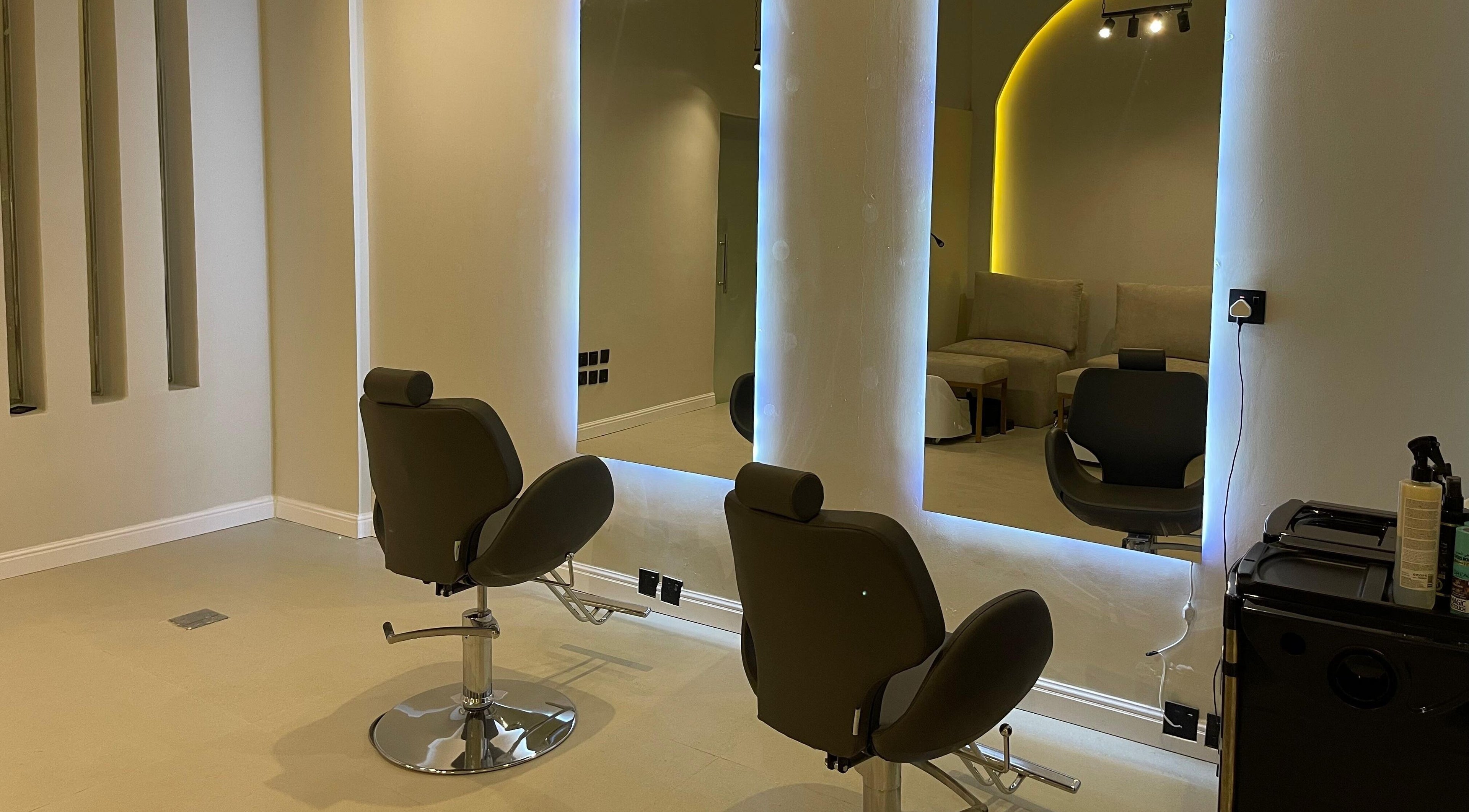 مقاعد صالون تحت الإضاءة في صالون Gloss & Glam، الرياض، منطقة الرياض، السعودية.