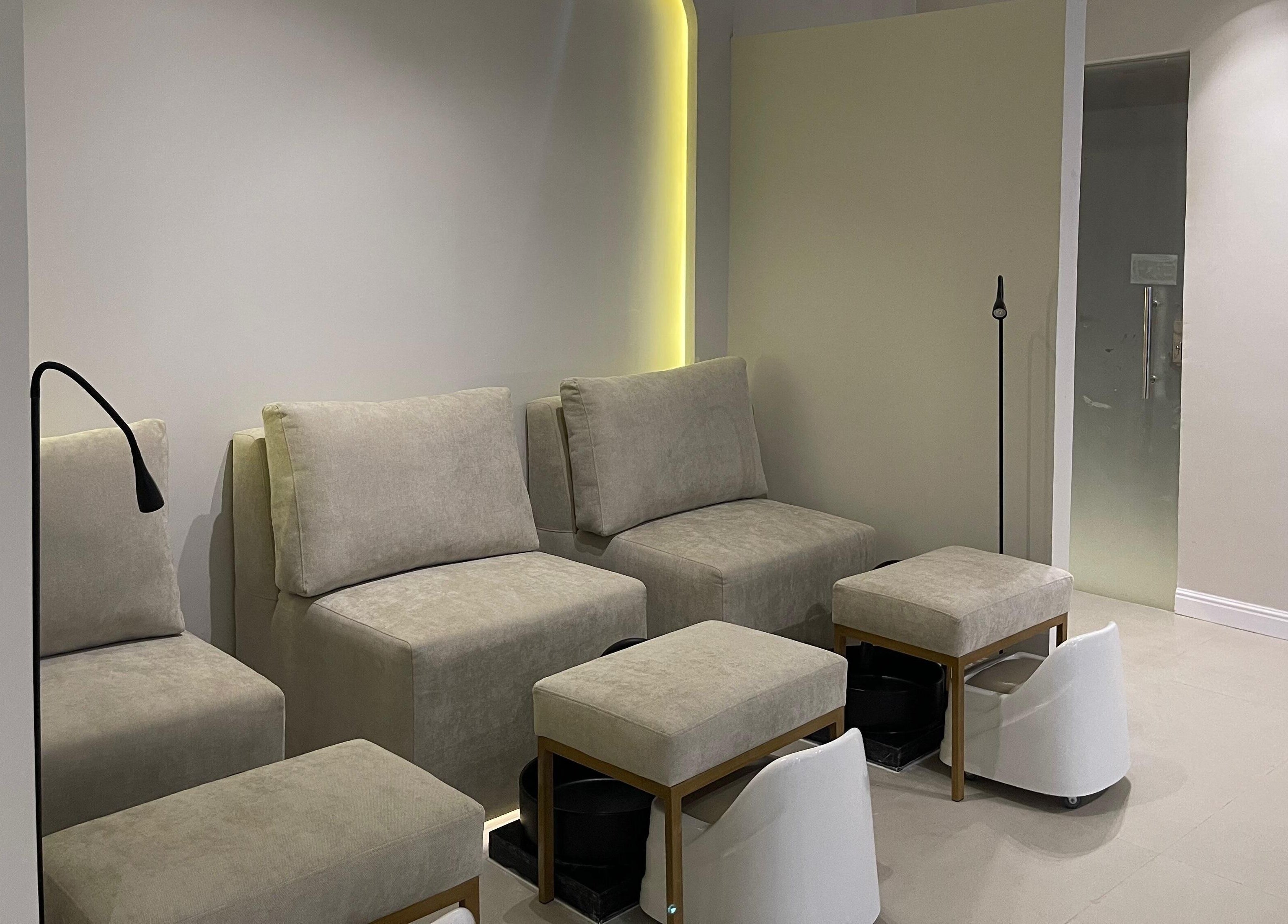 منطقة انتظار مريحة في غلوس آند غلام بالرياض، منطقة الرياض، تقدم تجربة استرخاء مثالية.