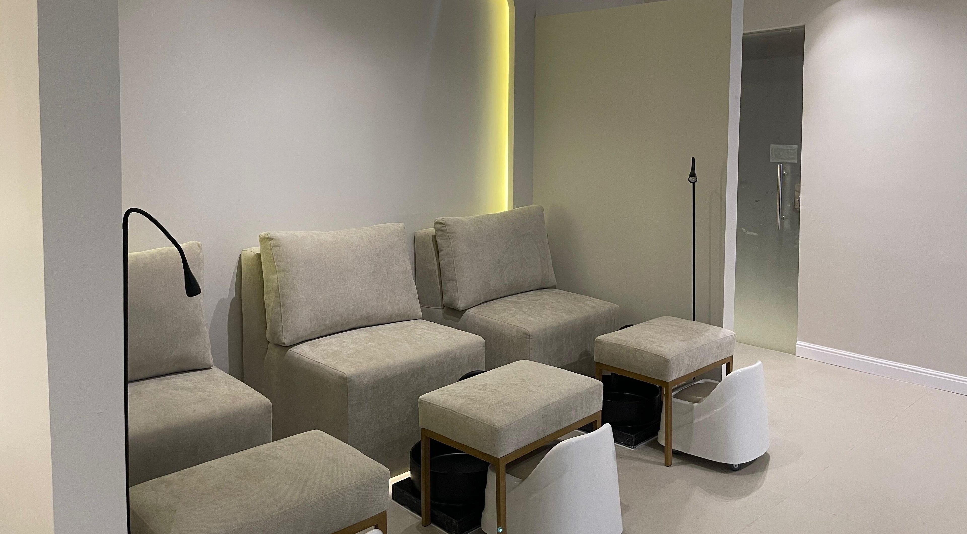 منطقة انتظار مريحة في غلوس آند غلام بالرياض، منطقة الرياض، تقدم تجربة استرخاء مثالية.