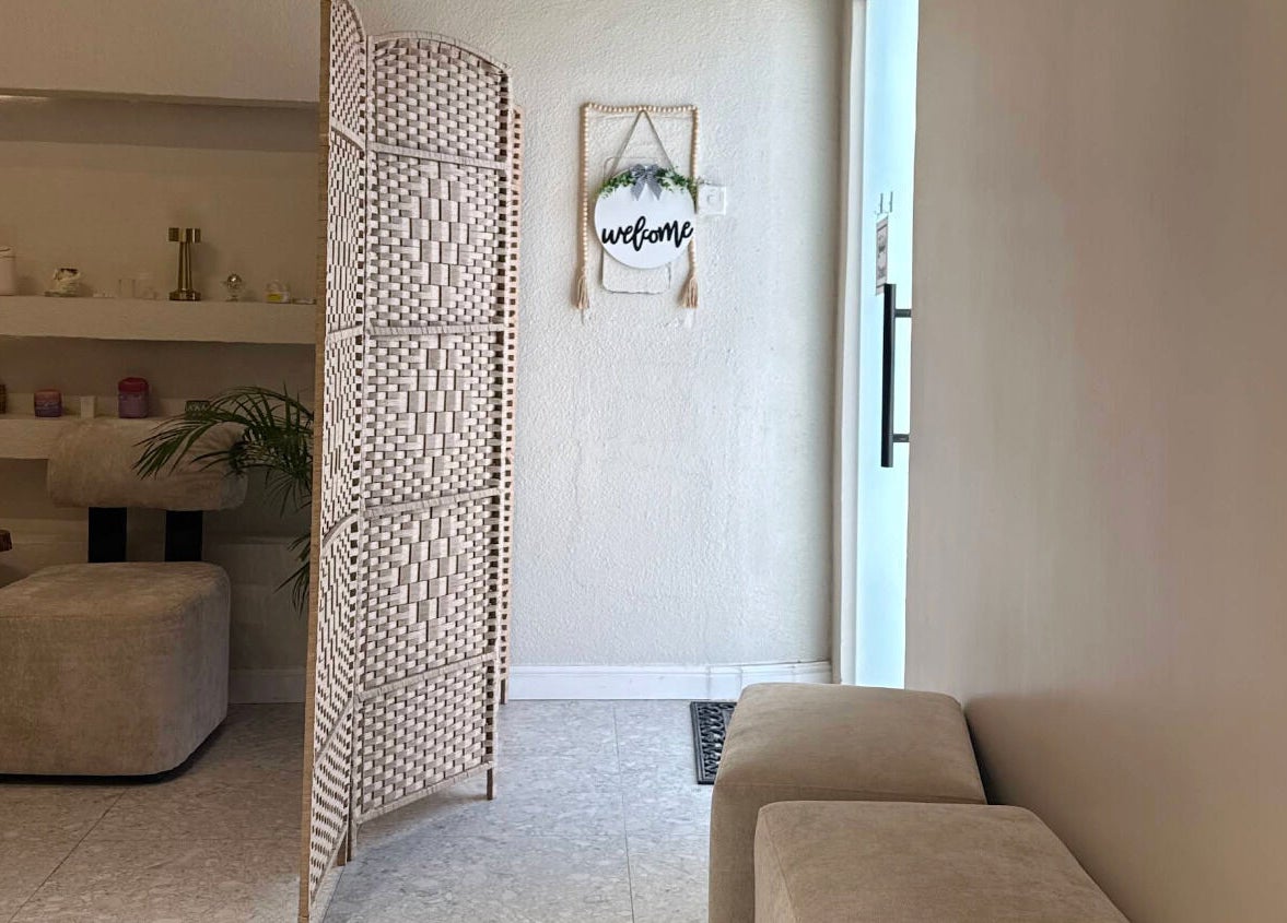 منطقة استقبال هادئة في Gloss & Glam بالرياض، منطقة الرياض، المملكة العربية السعودية.