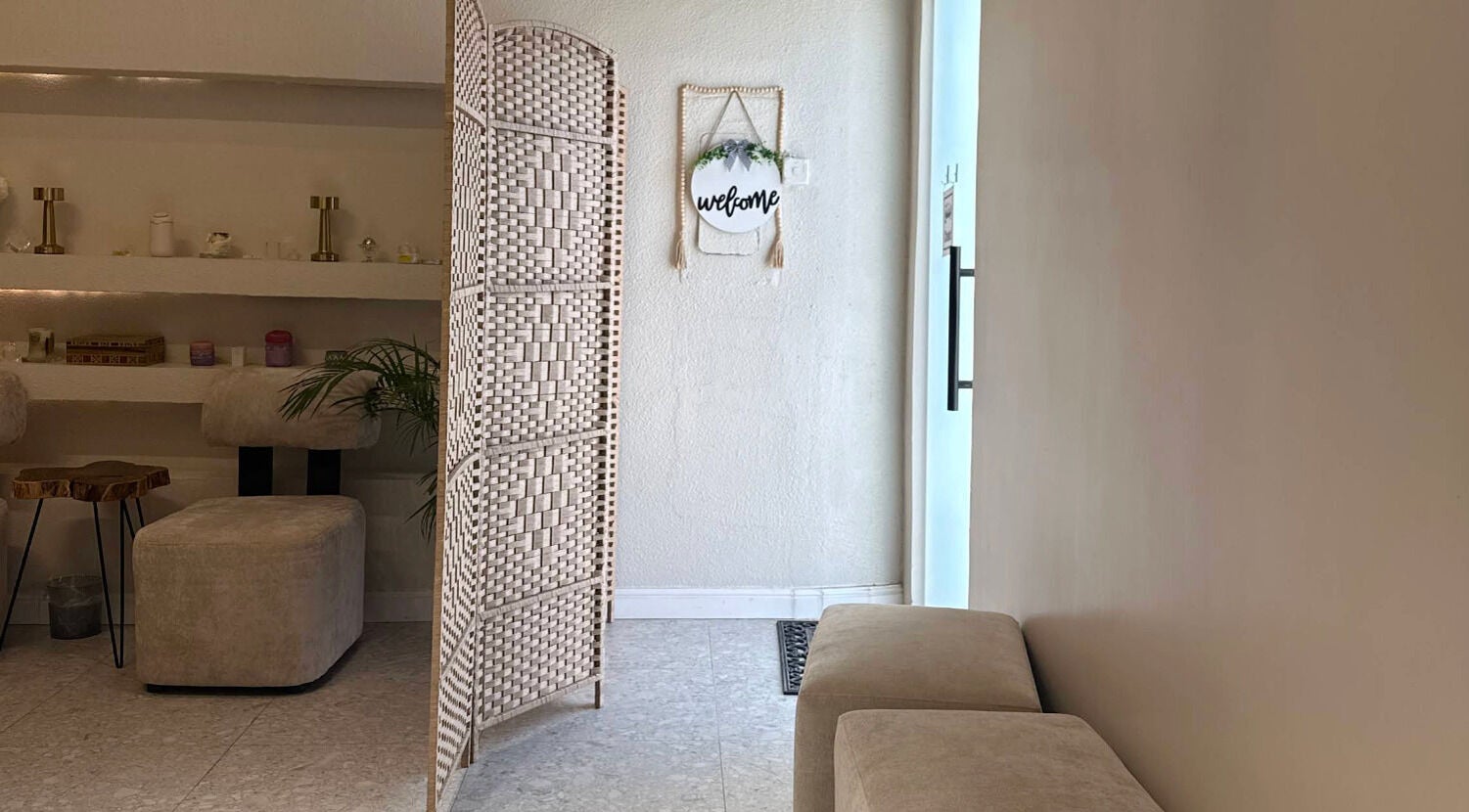 منطقة استقبال هادئة في Gloss & Glam بالرياض، منطقة الرياض، المملكة العربية السعودية.