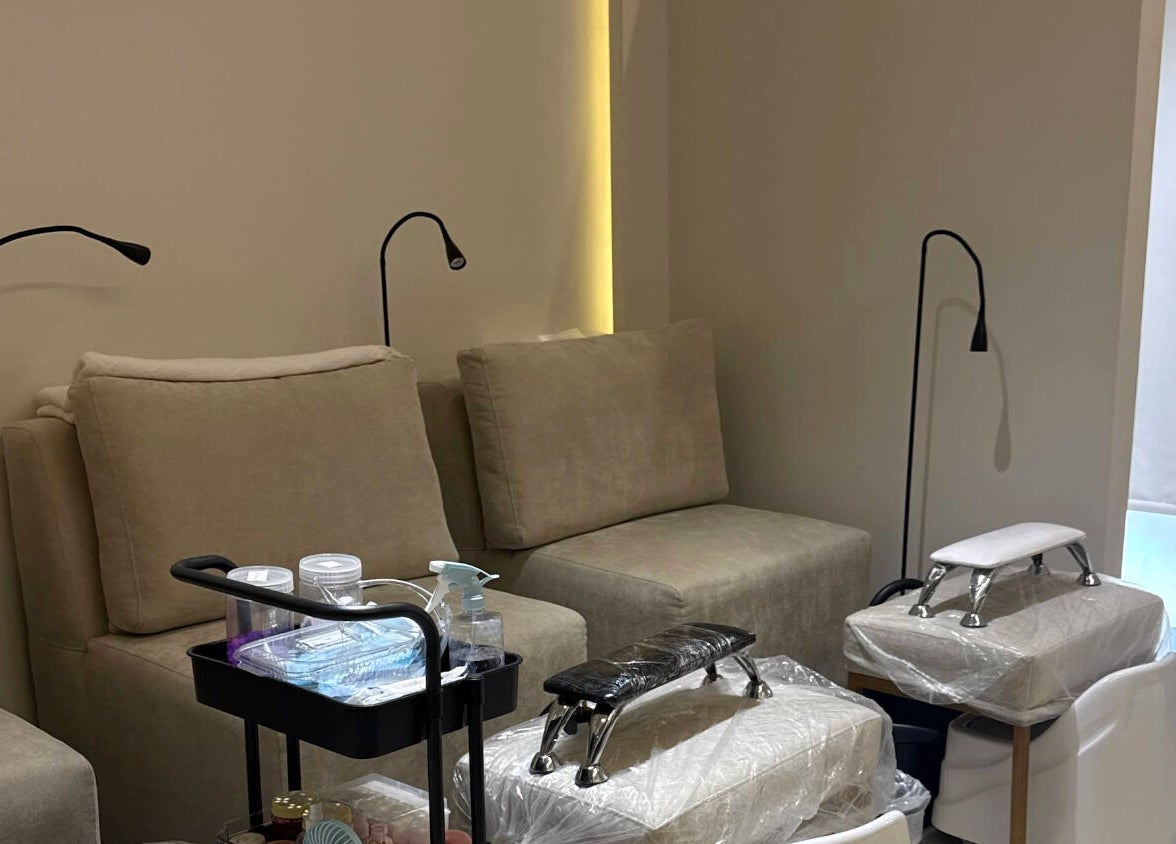 غرفة عناية بالأظافر في Gloss & Glam، الرياض، الرياض، السعودية، بأجواء مريحة وعصرية.