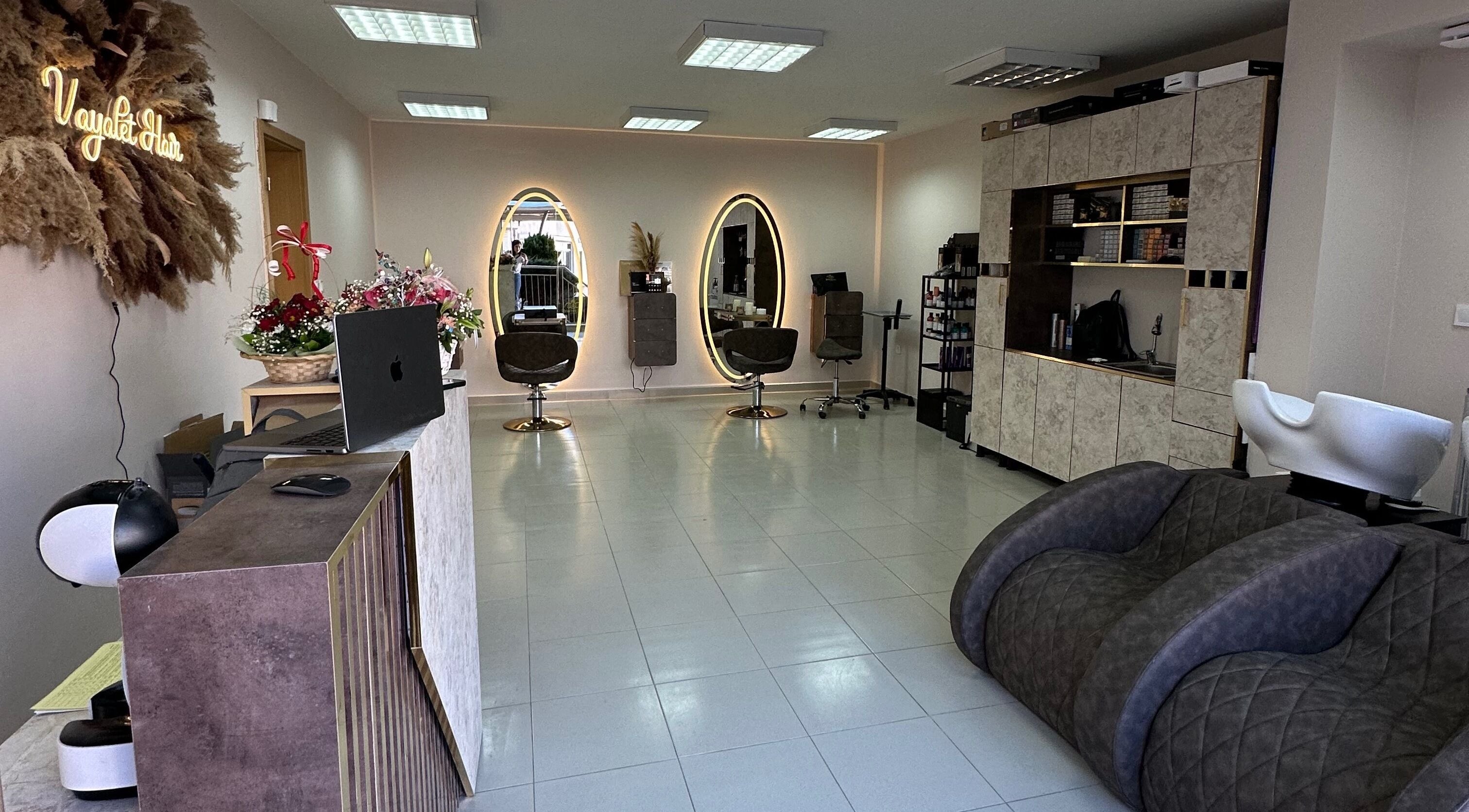 Интериор на Vayalet Hair в София, София-град, BG, с модерни огледала и мебели.