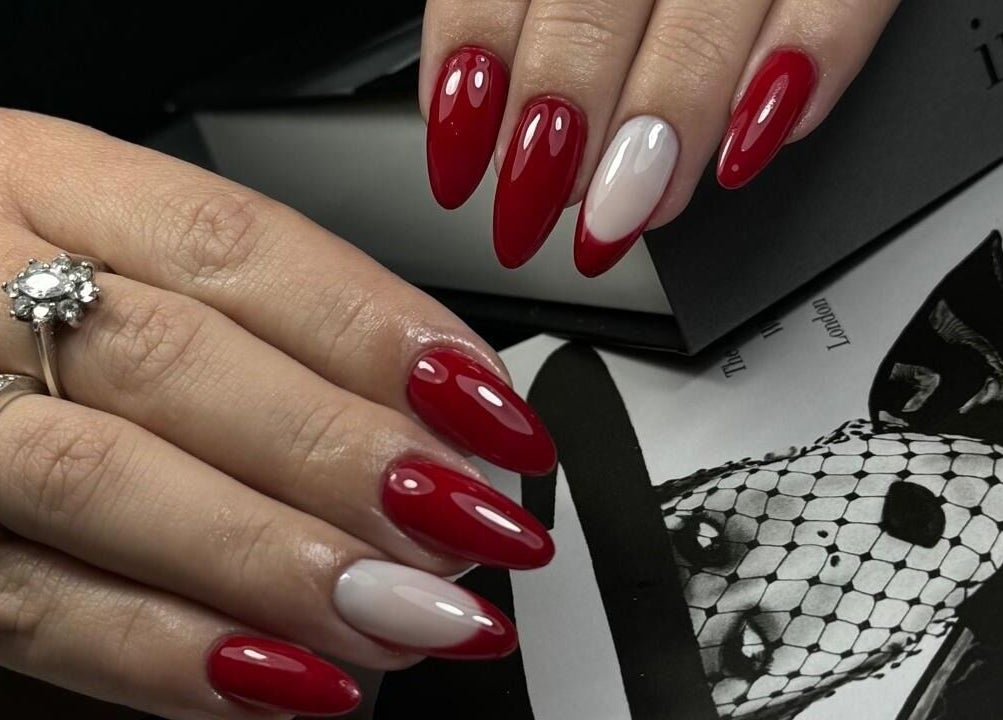 Uñas rojas brillantes en Mari.serene, Antofagasta, Antofagasta, CL con diseño moderno y anillos de lujo.