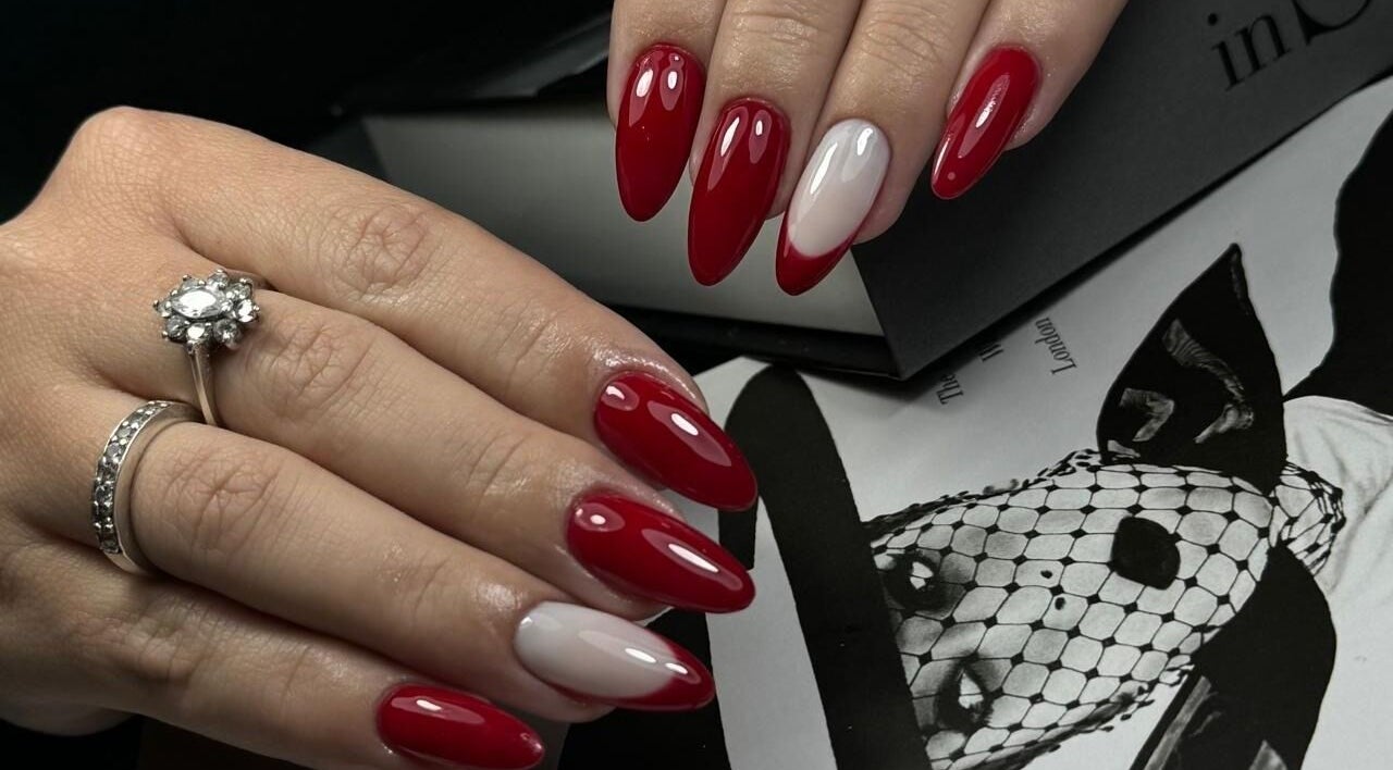 Uñas rojas brillantes en Mari.serene, Antofagasta, Antofagasta, CL con diseño moderno y anillos de lujo.