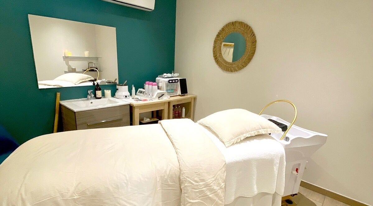 Espace bien-être à Anne Delbès, Chappes, Auvergne-rhône-alpes, FR. Décor apaisant avec table de massage.