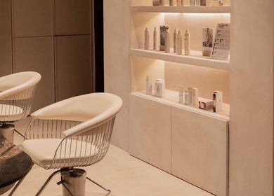 Espacio moderno de Eva Ometz en Madrid, Comunidad De Madrid, ES con sillas y productos de belleza.