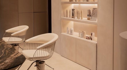 Espacio moderno de Eva Ometz en Madrid, Comunidad De Madrid, ES con sillas y productos de belleza.