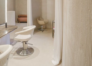 Área de belleza elegante en Eva Ometz, Madrid, Comunidad De Madrid, ES, con sillas modernas.