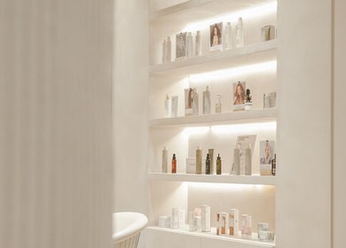 Productos de belleza en estantería iluminada en Eva Ometz, Madrid, Comunidad De Madrid, ES.
