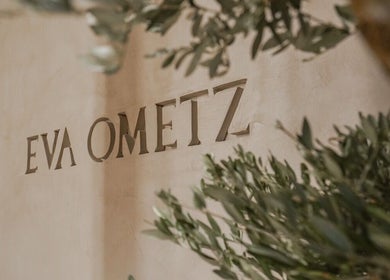 Entrada de Eva Ometz en Madrid, Comunidad De Madrid, ES con diseño elegante y detalles de vegetación.