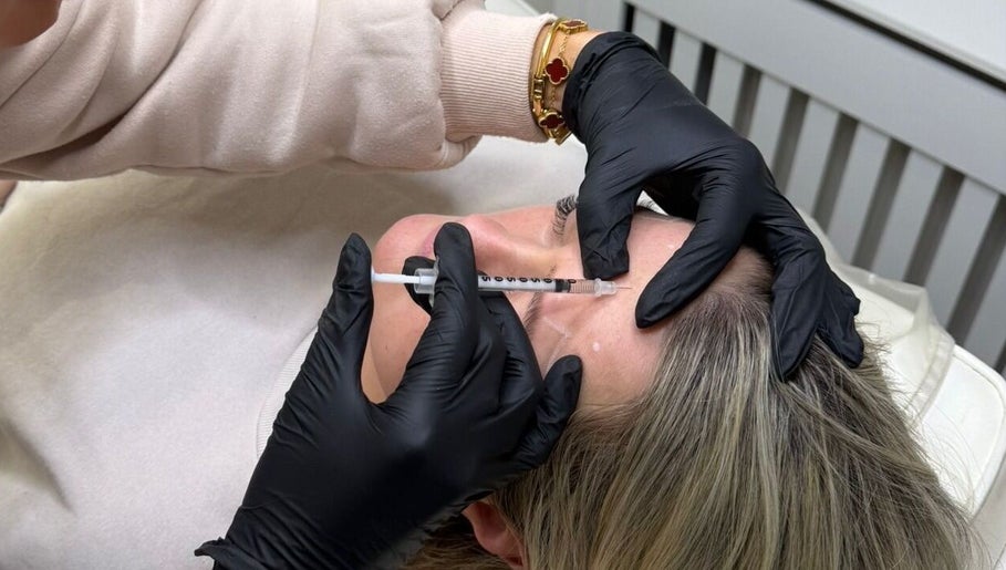 Dolled By Molls specialist administers Botox in Chislehurst, England, GB for youthful skin rejuvenation.