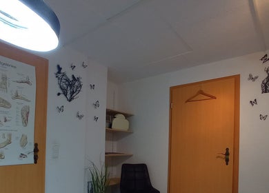 Innenraum von Studio Auenland - Inh. Kai Erik Tölle in Olfen, Nordrhein-westfalen, DE mit Schmetterlingsdekor.