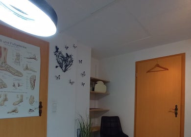 Wanddekoration bei Studio Auenland - Inh. Kai Erik Tölle in Olfen, Nordrhein-westfalen, DE. Schmetterlinge und Fußdiagramm.
