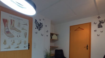 Wanddekoration bei Studio Auenland - Inh. Kai Erik Tölle in Olfen, Nordrhein-westfalen, DE. Schmetterlinge und Fußdiagramm.