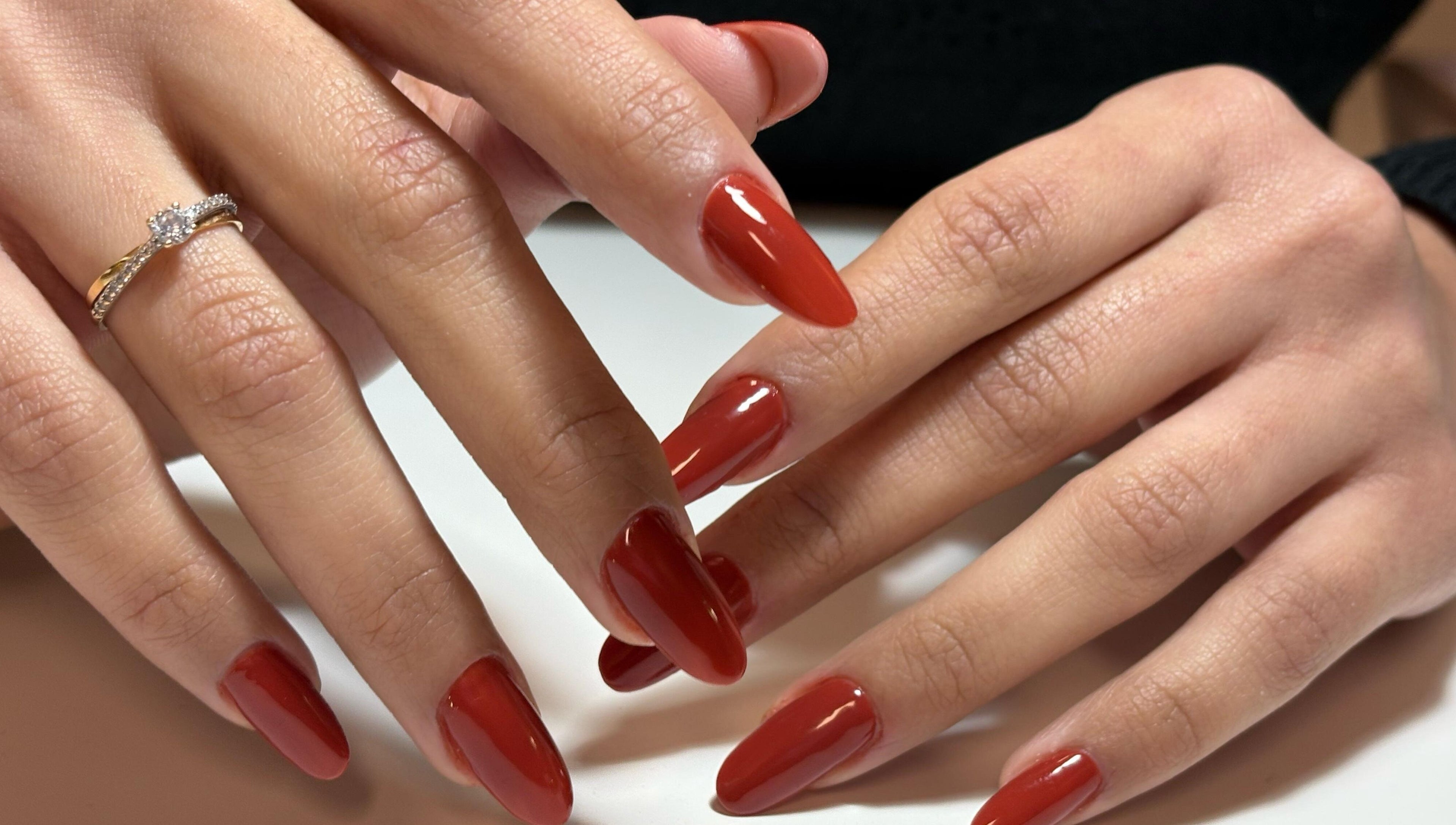 Unhas bem pintadas em vermelho em Bruna Duarte, Braga, Braga, PT.