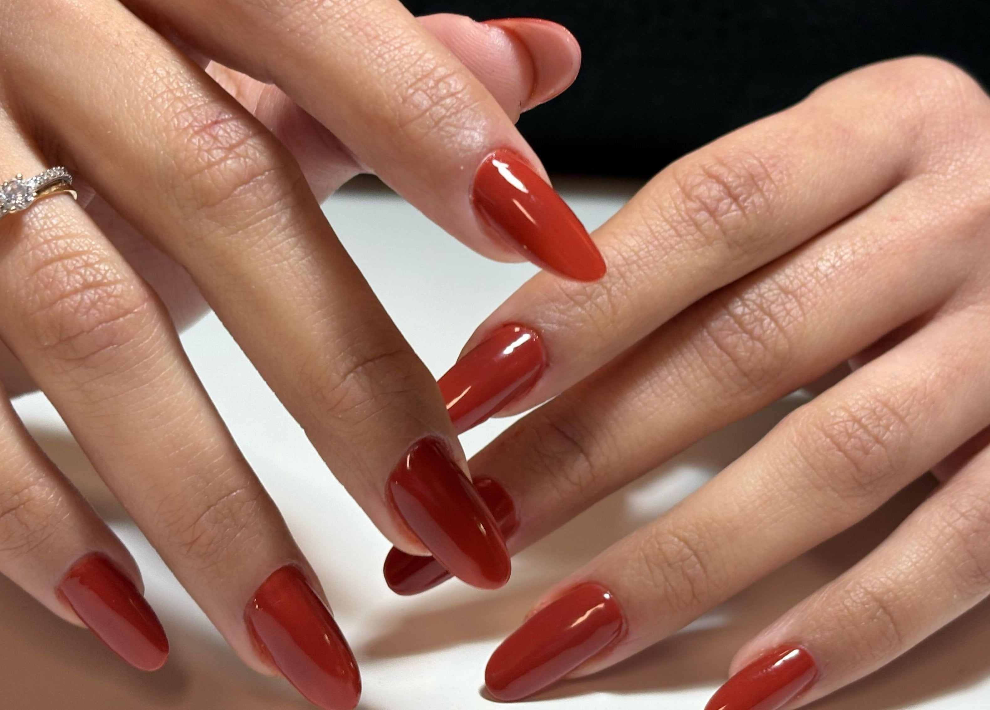 Unhas bem pintadas em vermelho em Bruna Duarte, Braga, Braga, PT.